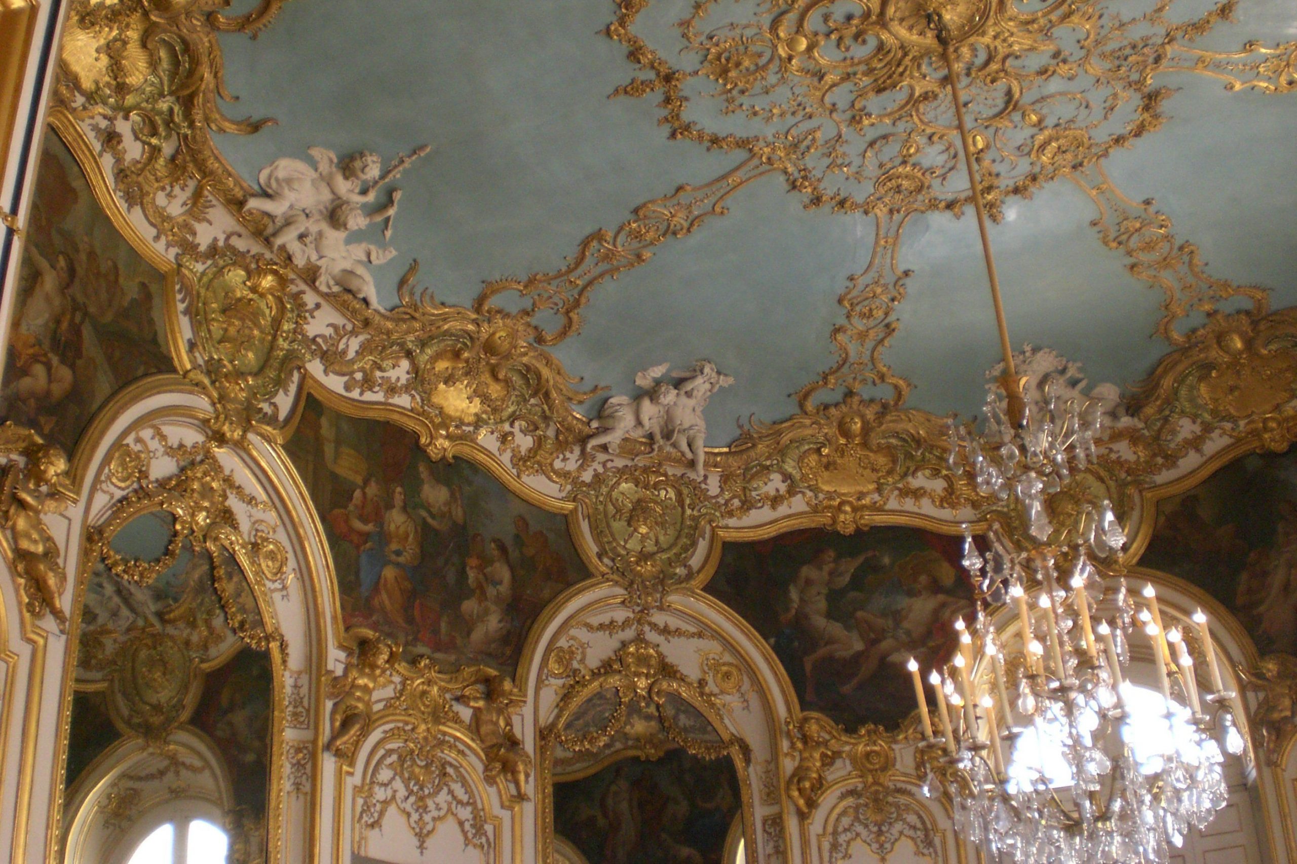 Phong cách kiến trúc Rococo nổi bật bởi các đường cong trang trí dạng vỏ bên ngoài, và thường “nhấn mạnh vào những đường nét họa tiết trang trí bên trong.