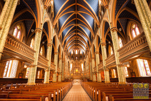 các kiến trúc nhà thờ là đặc trưng của kiến trúc Gothic