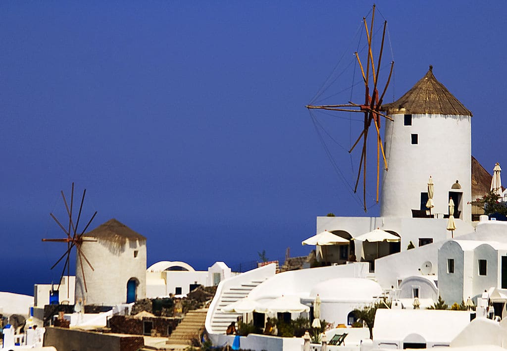 Tuy đơn giản nhưng cối xay gió là một nét đặc trưng của kiến trúc Santorini 