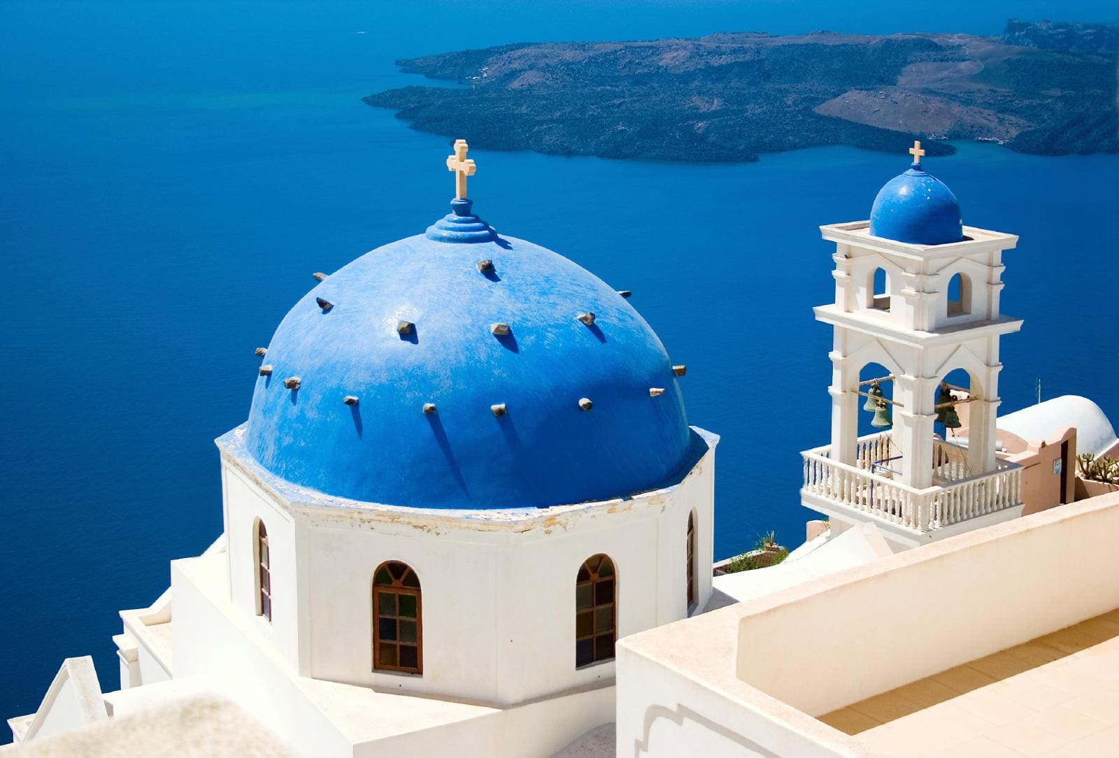 Nhà thờ, tháp chuông với mái vòm tròn màu xanh là điểm nhấn của kiến trúc Santorini 