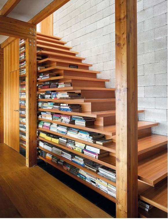 Những cuốn sách lấp đầy khoảng trống của bậc cầu thang 