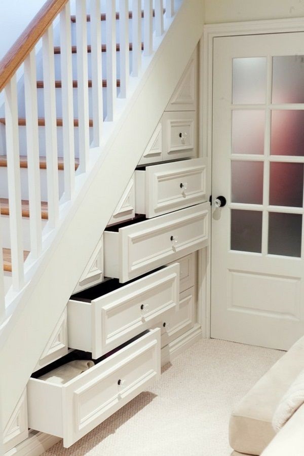 Gầm cầu thang được tận dụng làm kho lưu trữ đồ đạc với những ngăn kéo nhỏ độc lập