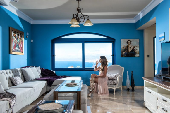 Các bức tường màu xanh dương cùng trần nhà màu trắng, đó là phong cách Santorini không lẫn vào đâu được